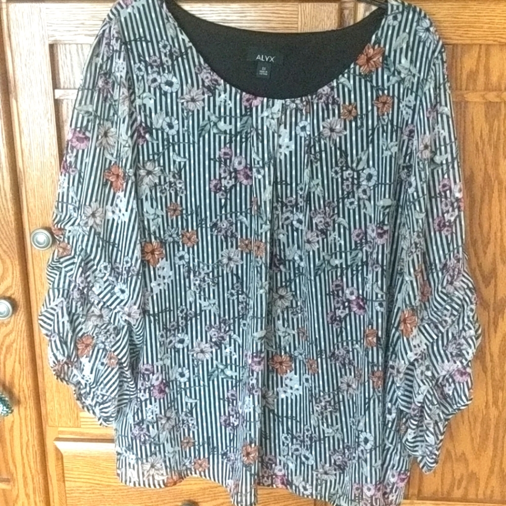 Black & white floral pattern top Sz. 3X